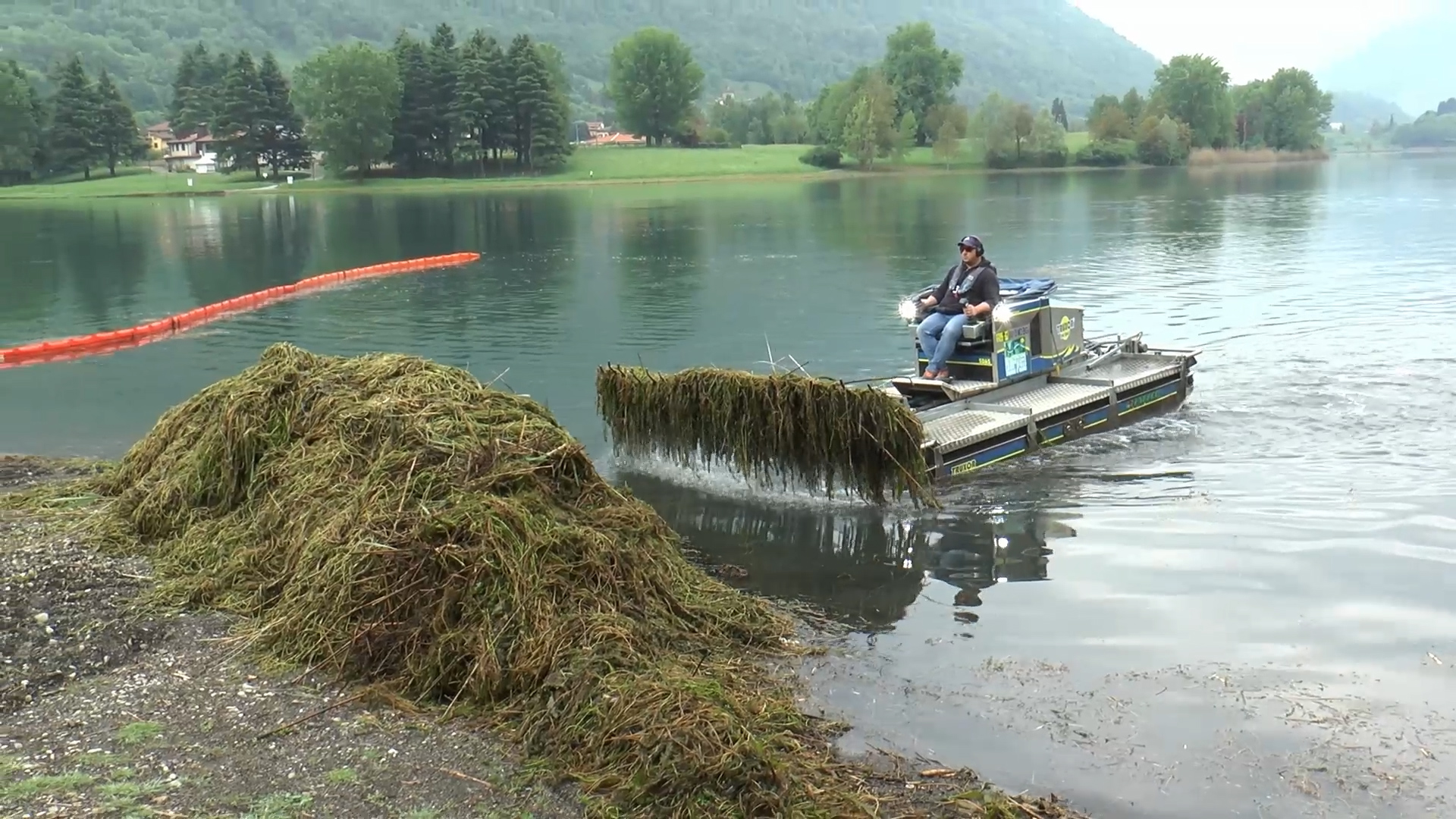 Lago di Endine, al via le operazioni di sfalcio delle alghe