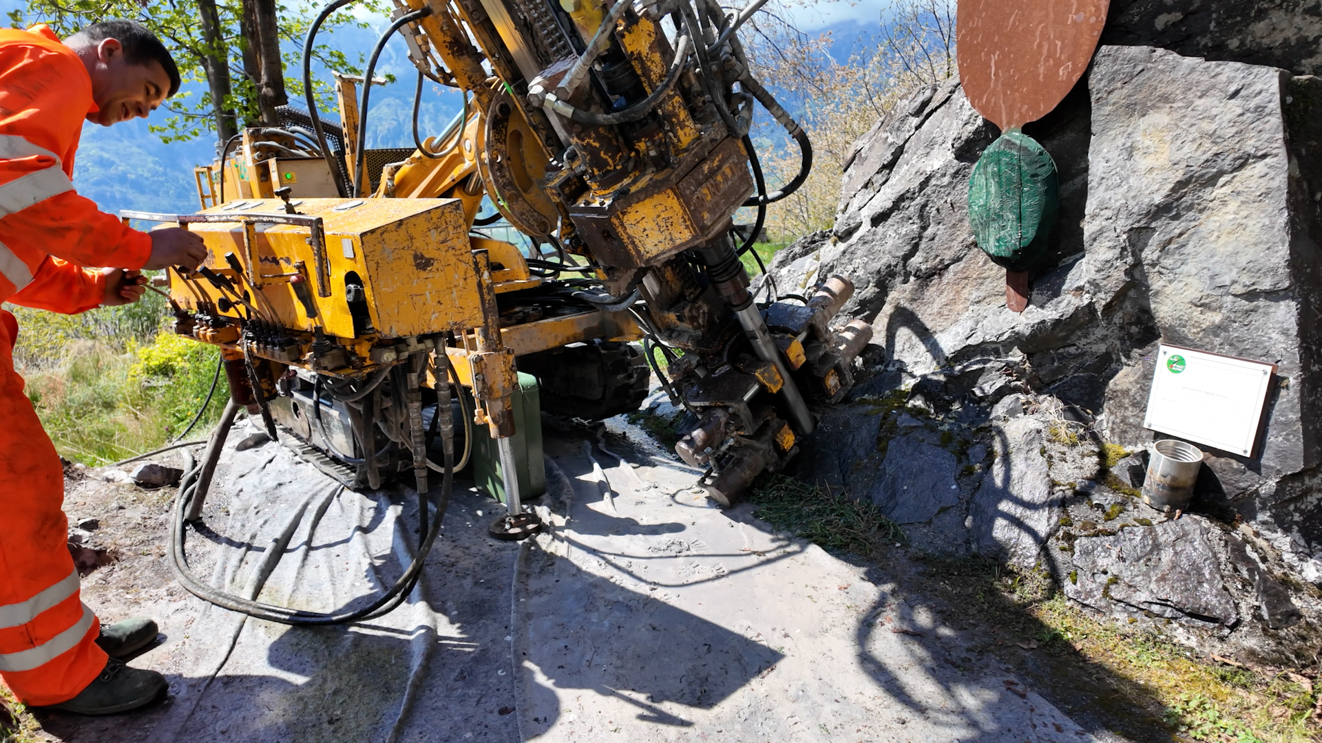 Ponte tibetano Paspardo-Cimbergo, si studia la roccia