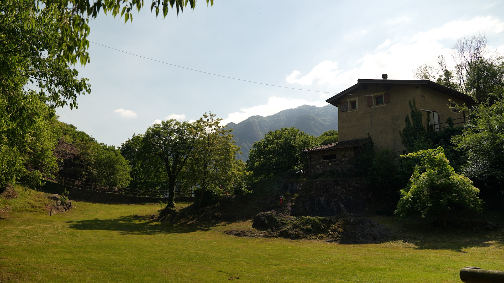 Dopo un mese di chiusura e polemiche riapre il parco di Luine