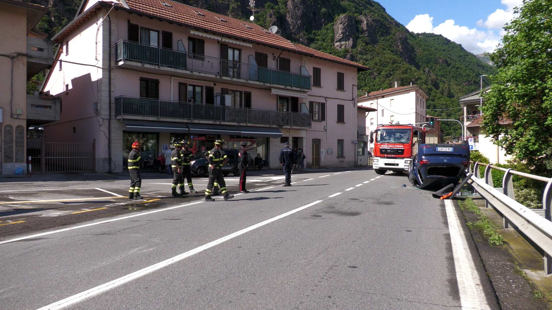 Rogno: si ribalta con l'auto, in ospedale giovane donna