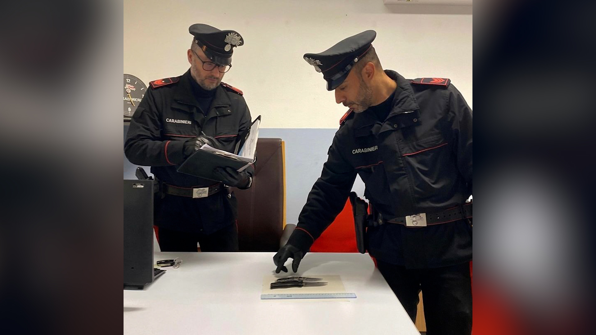 Non si ferma all'alt, i Carabinieri lo inseguono: auto rubata e coltelli in tasca