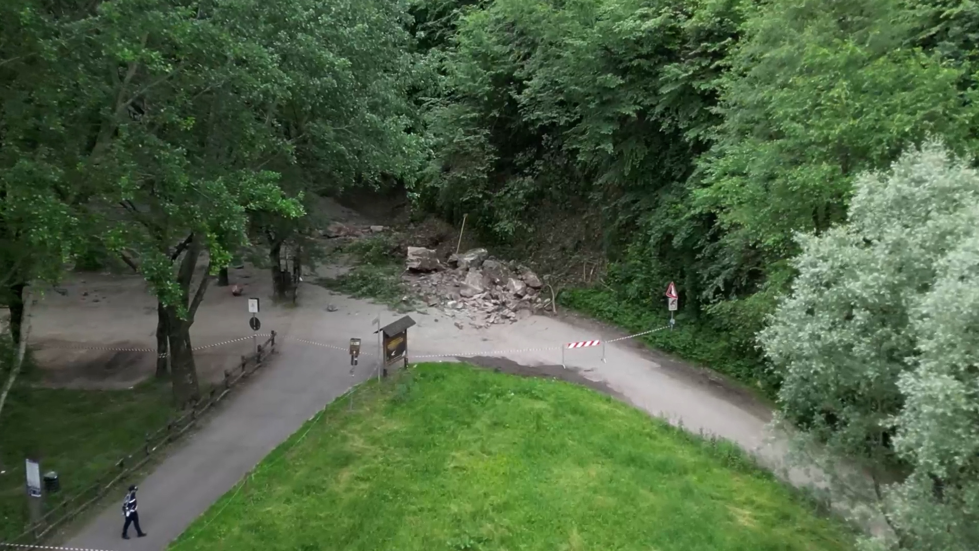 Frana al Monticolo, la ciclabile si sposta sul fiume. Strada e parcheggio chiusi