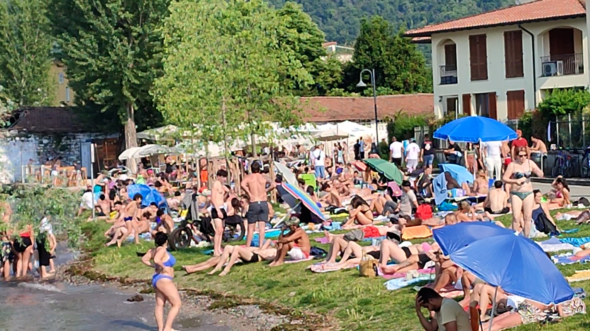 Anticipo d'estate, spiagge affollate sul Sebino