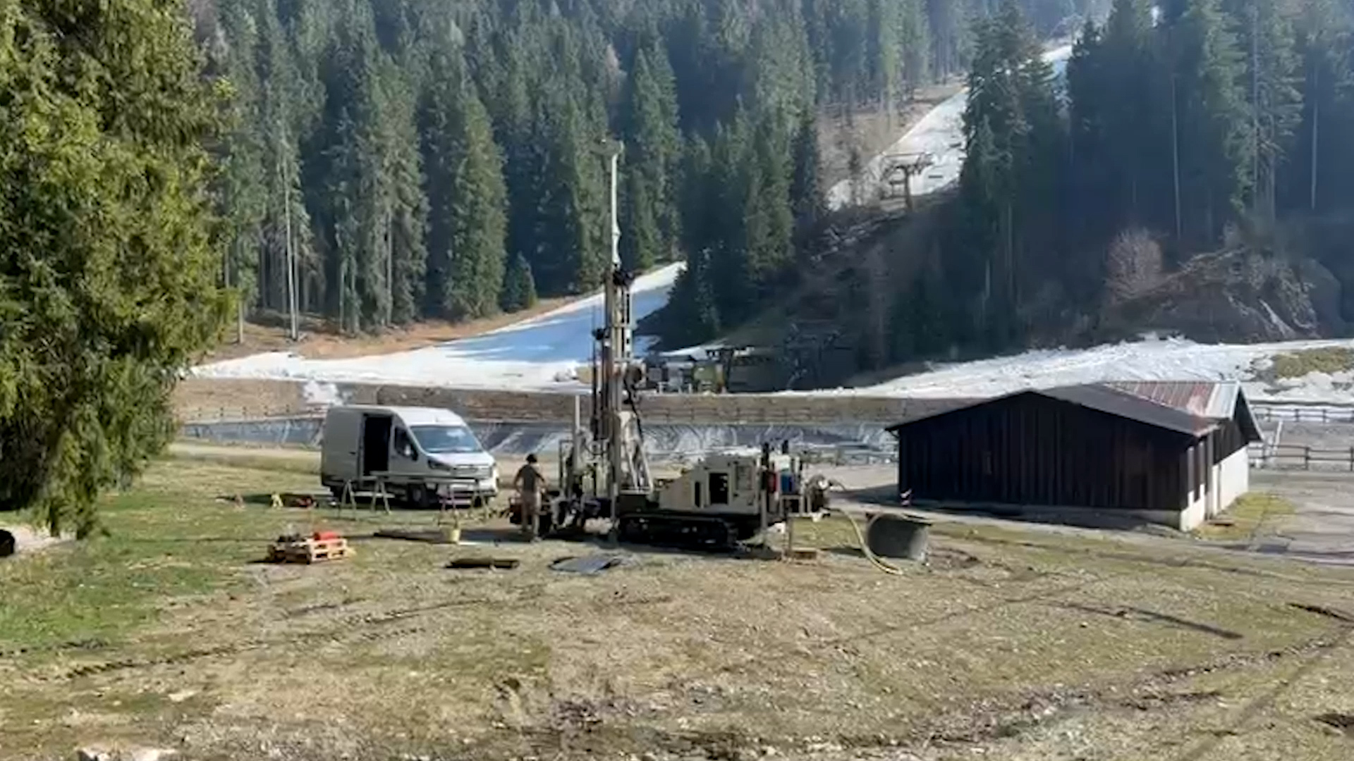 Lavori per la cabinovia, seggiovie e rifugio chiusi. L'estate si sposta al Barissimo