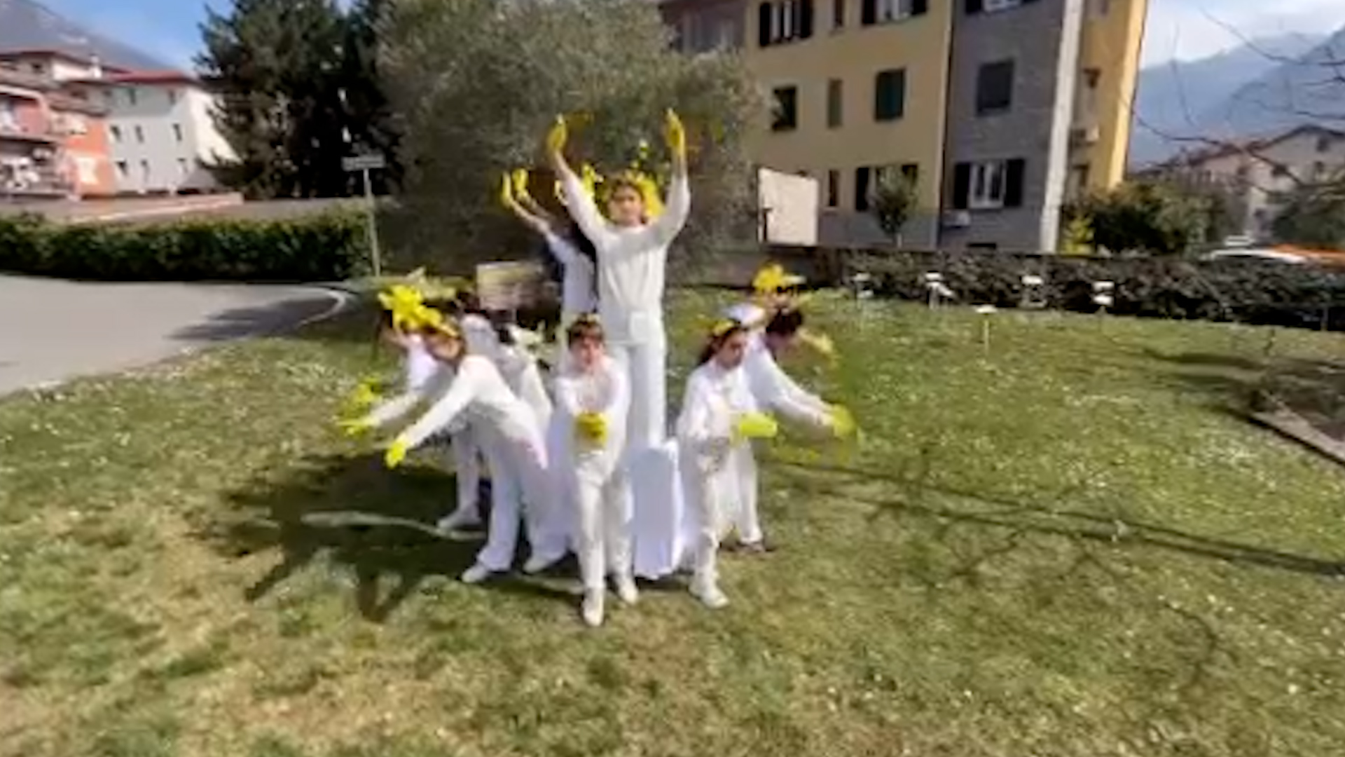 La seconda media vince il concorso sulla felicità dell'associazione 