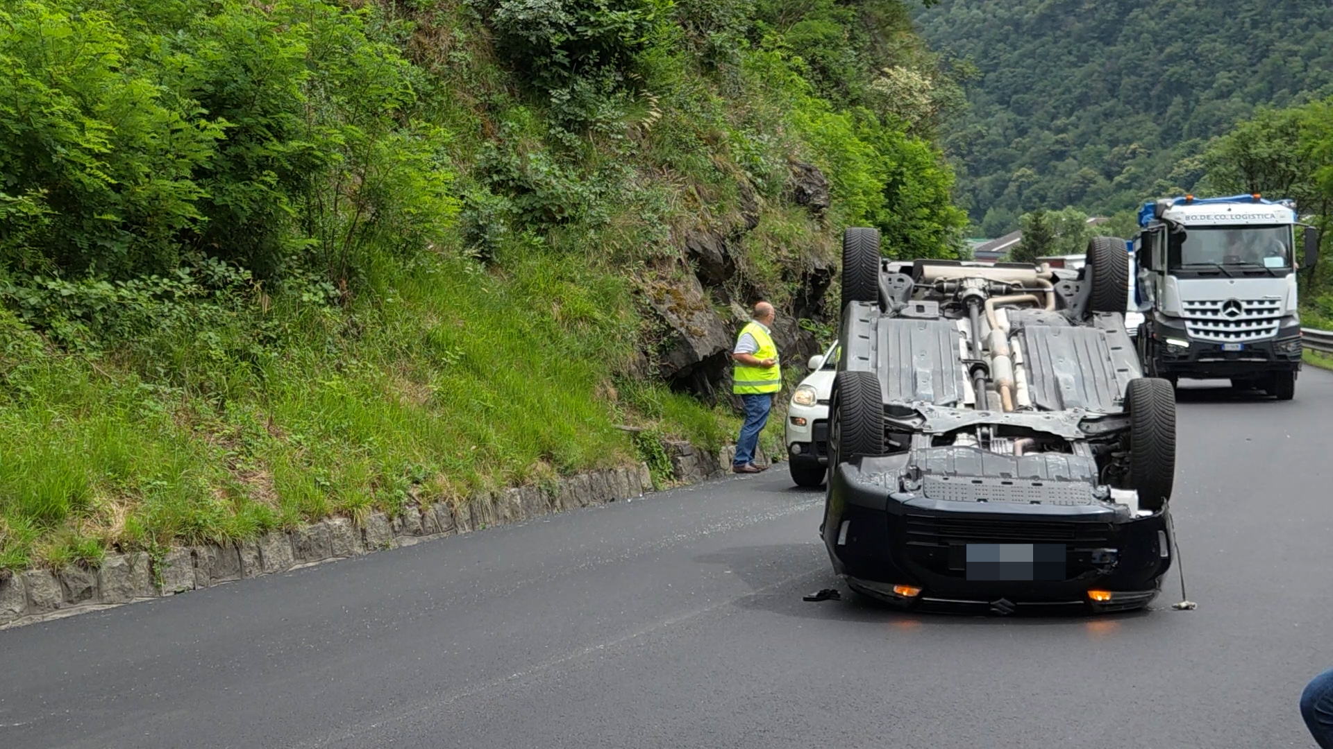 Altri incidenti stradali: a Forno Allione auto ribaltata; a Darfo feriti due ragazzi in motorino