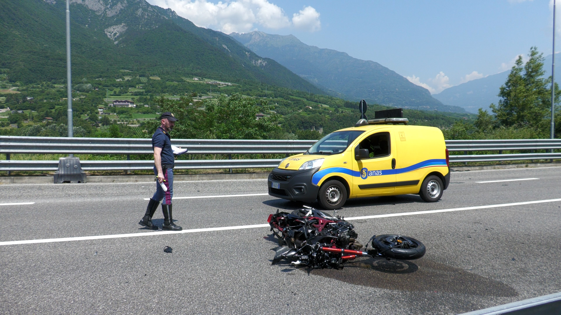 Statale42, auto contro moto. 35enne in ospedale