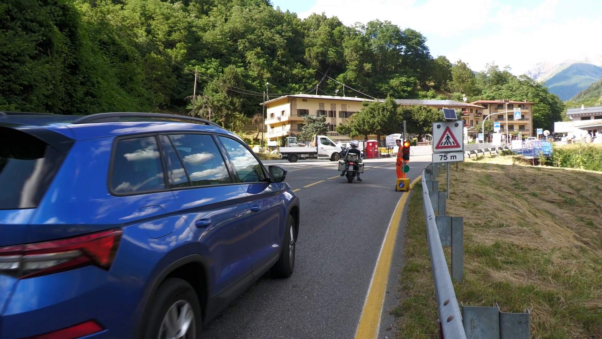 Movieri al posto del semaforo, ma le code si spostano a valle