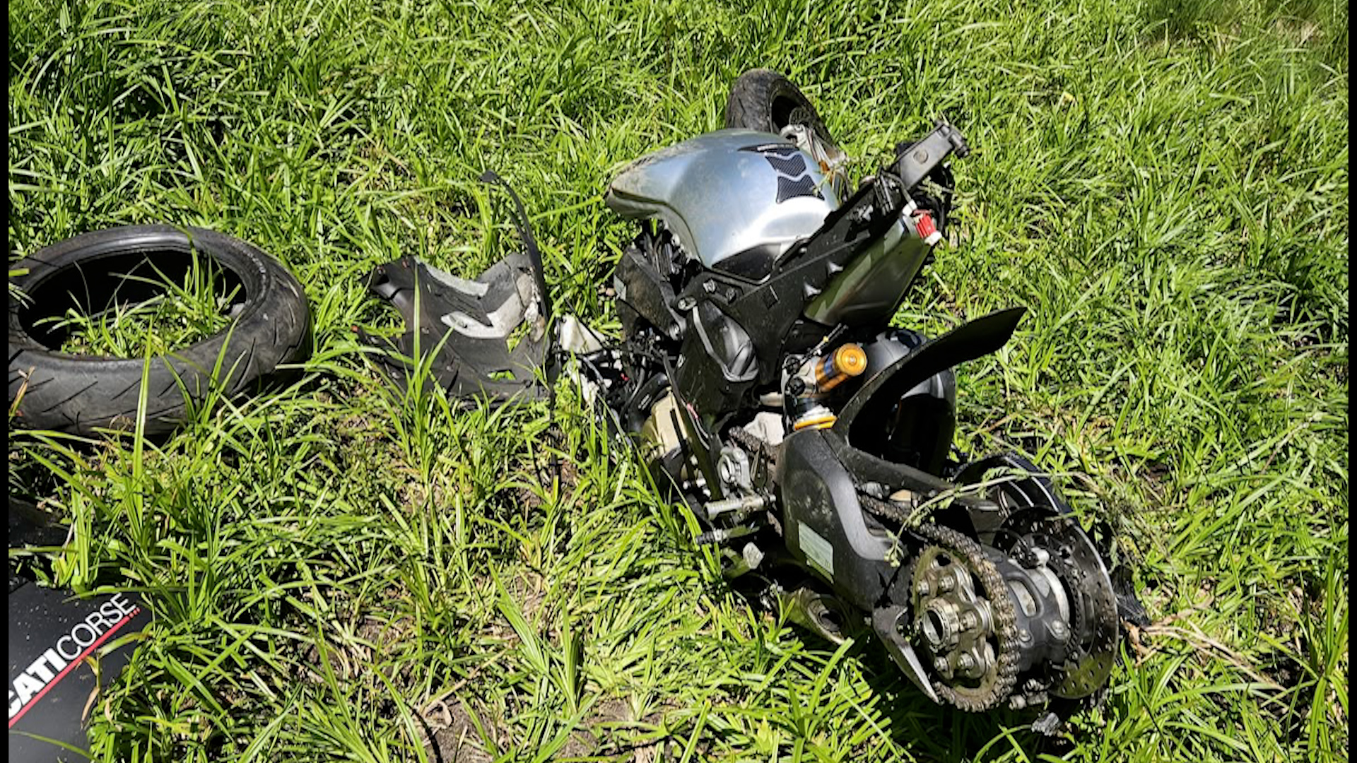 Motociclista finisce fuori strada, portato in ospedale con l'eliambulanza