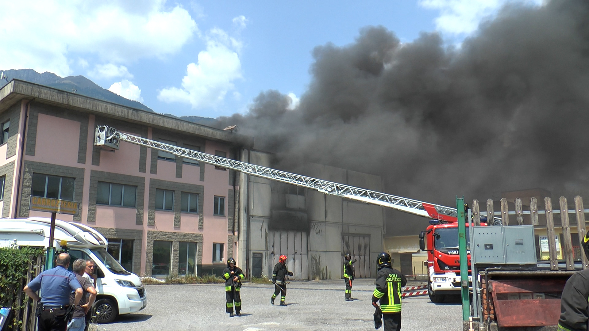 Incendio nel deposito di un'industria tessile: rischi per la salute