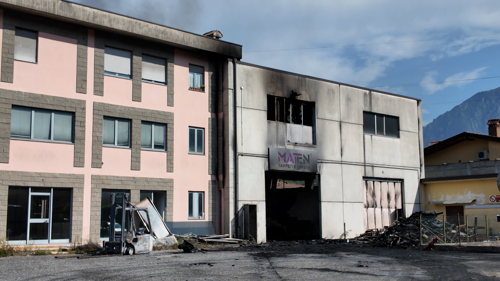 Incendio Mat.en: al lavoro per smassare il materiale. Aziende vicine costrette a fermarsi