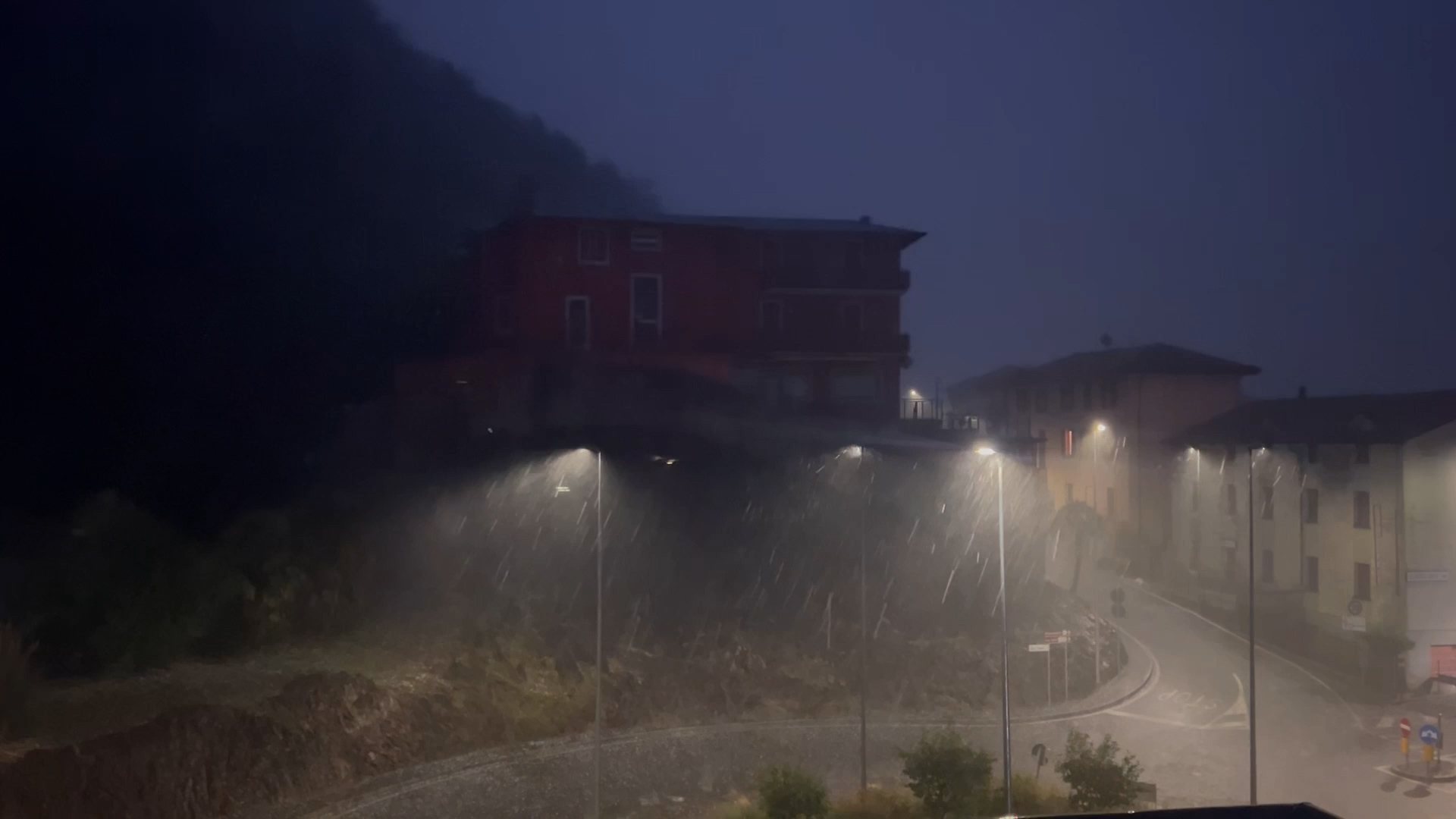 Forte temporale, grandine e danni: la valle si sveglia sotto una bomba d'acqua