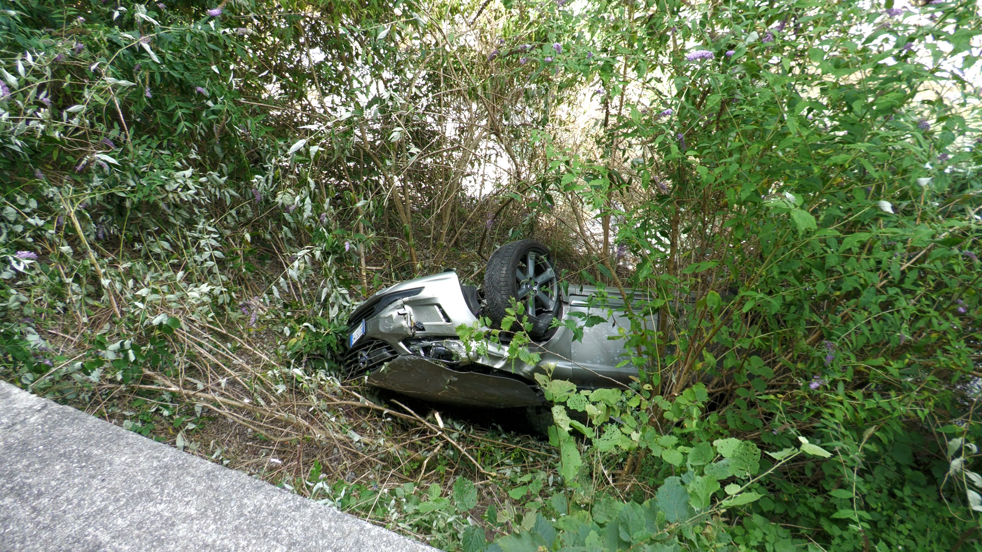 Angolo: auto sbanda ed esce di strada sulla Via Mala