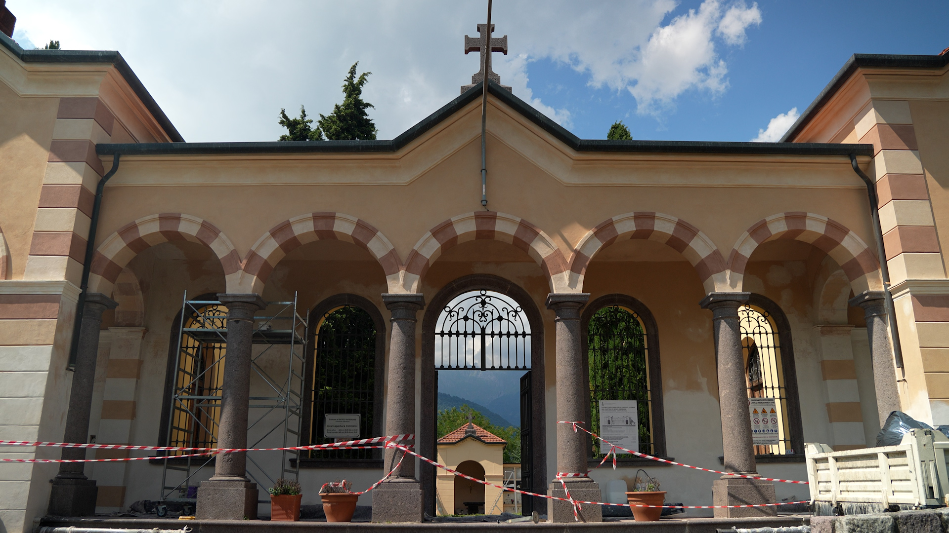 Nuova facciata per il cimitero. Nuova gara per i vecchi lavori alla scuola
