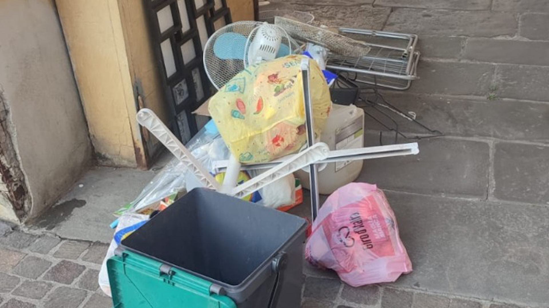 Abbandono di rifiuti: denuncia penale e multa da 4.800 euro