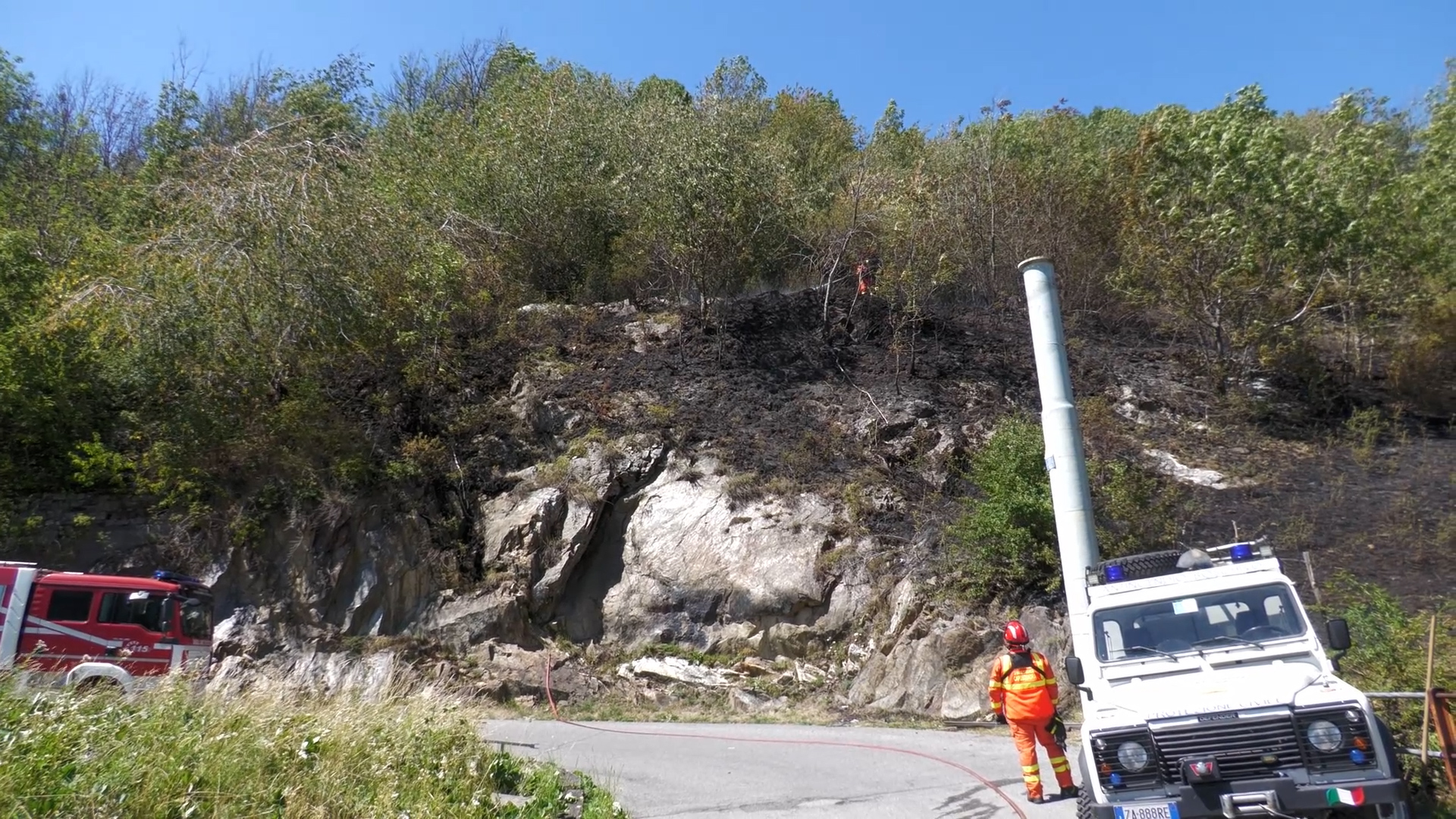 Incendio lungo la strada per la frazione Grano