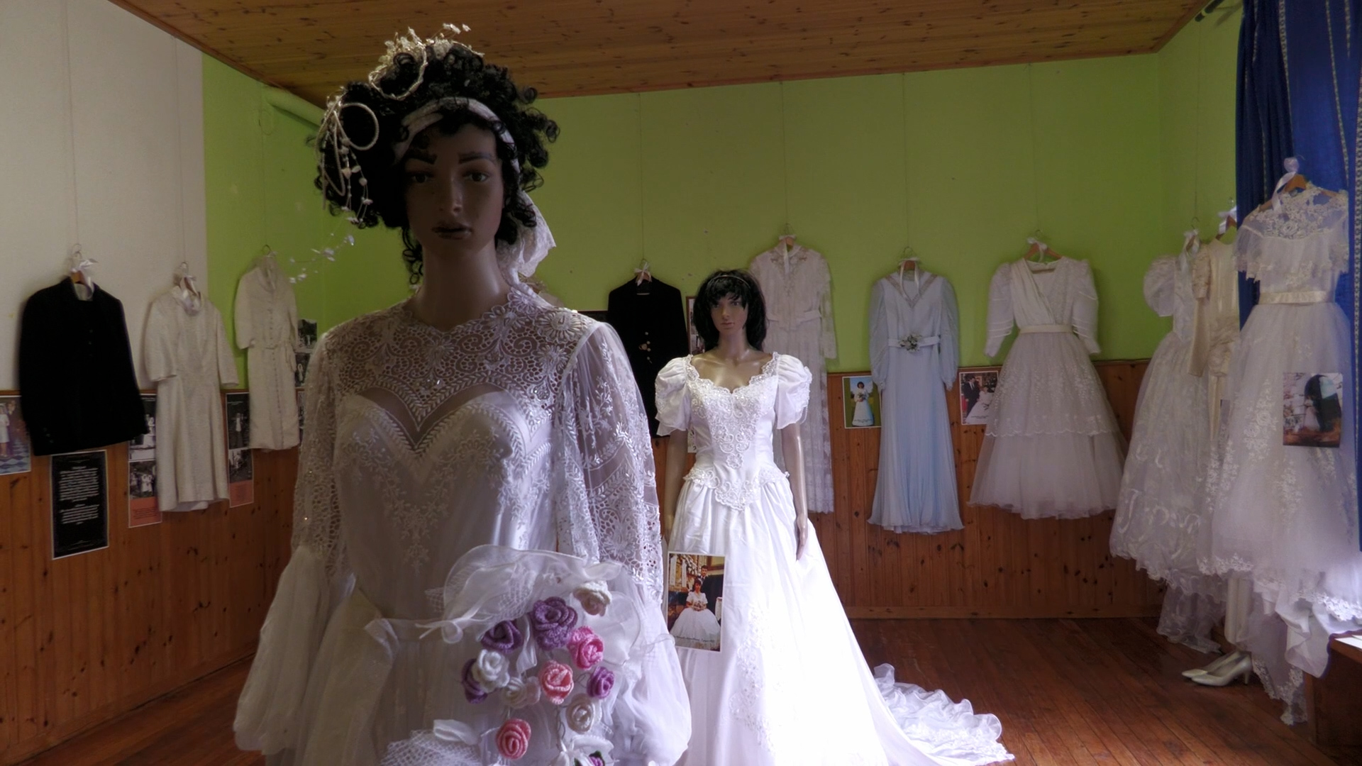Gli abiti da sposa che raccontano la storia, una mostra lunga 100 anni