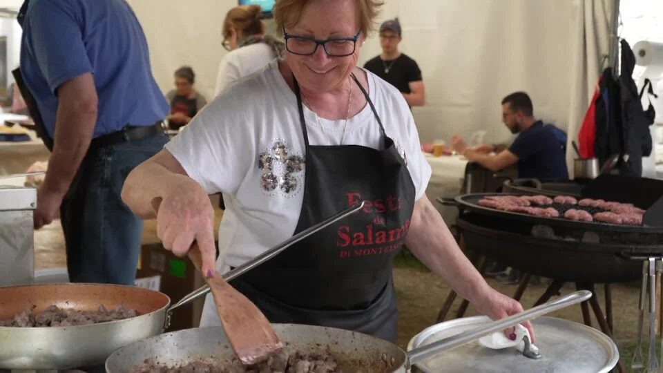 Montisola celebra “sua maestà” il salame