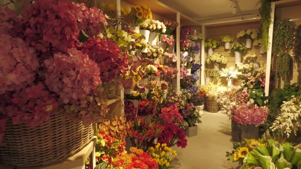 Auguri alle mamme, con un fiore e un sorriso