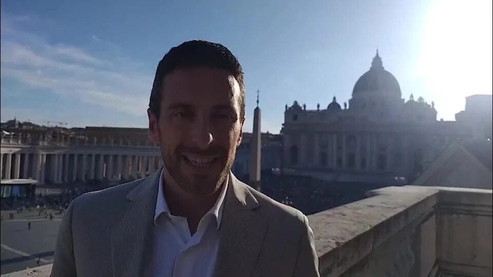 Fumata bianca. Il cardinale Re l’aveva previsto