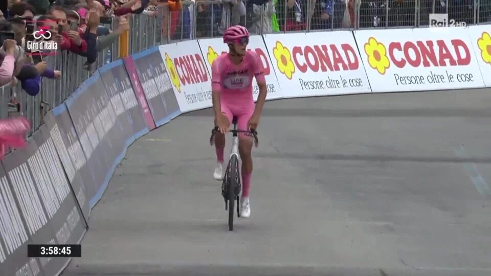 La maglia rosa Isaac Del Toro vince la tappa “camuna”
