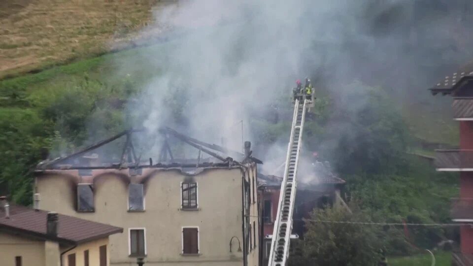Spento l’incendio, due case (disabitate) distrutte