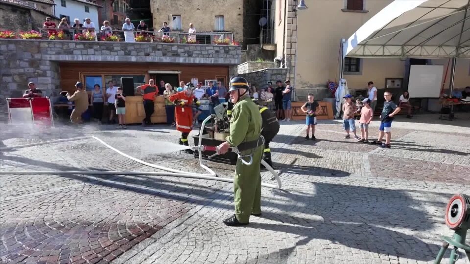“Attenti al fuoco” ma per fortuna ci sono i vigili del fuoco