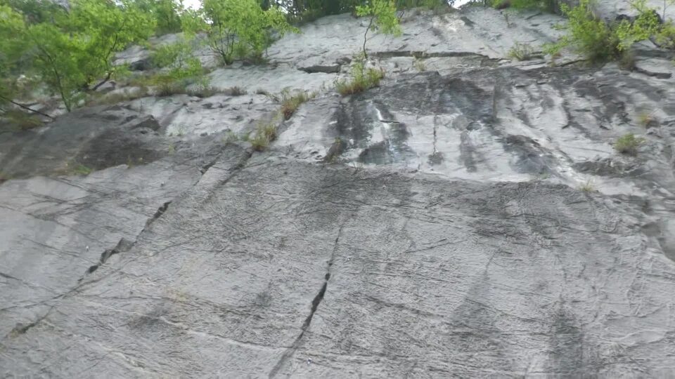 I volontari ripuliscono il Bogn dai graffiti