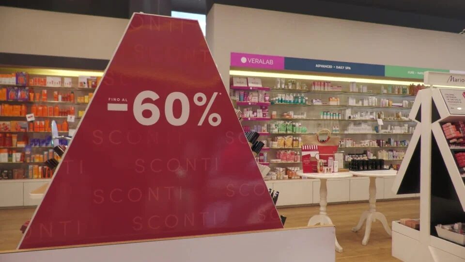 Successo per l’inizio dei saldi, complice il maltempo