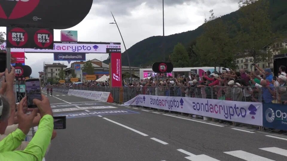 Giro Women: la britannica Anna Henderson trionfa alla Clusone-Aprica