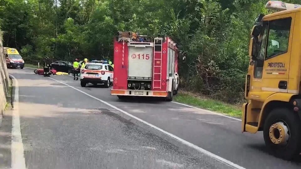 Scontro mortale: vittima un motociclista, ma altri feriti gravi