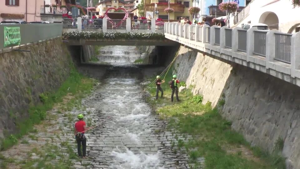 Soccorso alpino: esercitazione nel centro abitato