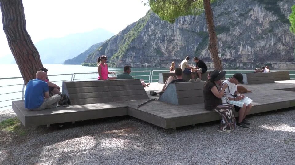 “A strapiombo sul blu” e godersi il lago a piedi
