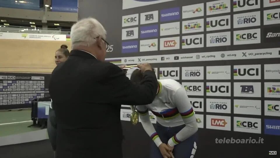 Costa Volpino abbraccia Claudia Cretti 4 volte campionessa del mondo
