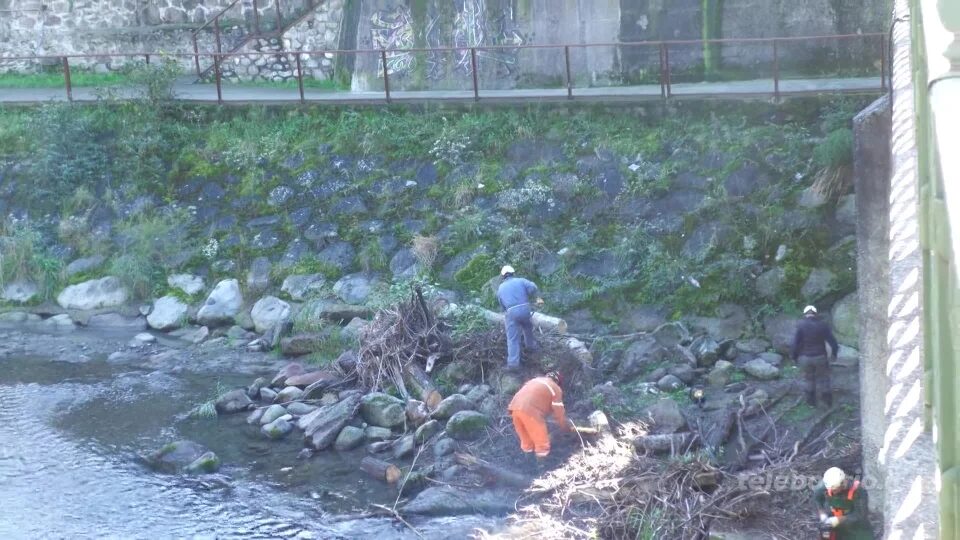 Grandi pulizie per il ponte del fiume Oglio con la Protezione civile dell’Ana
