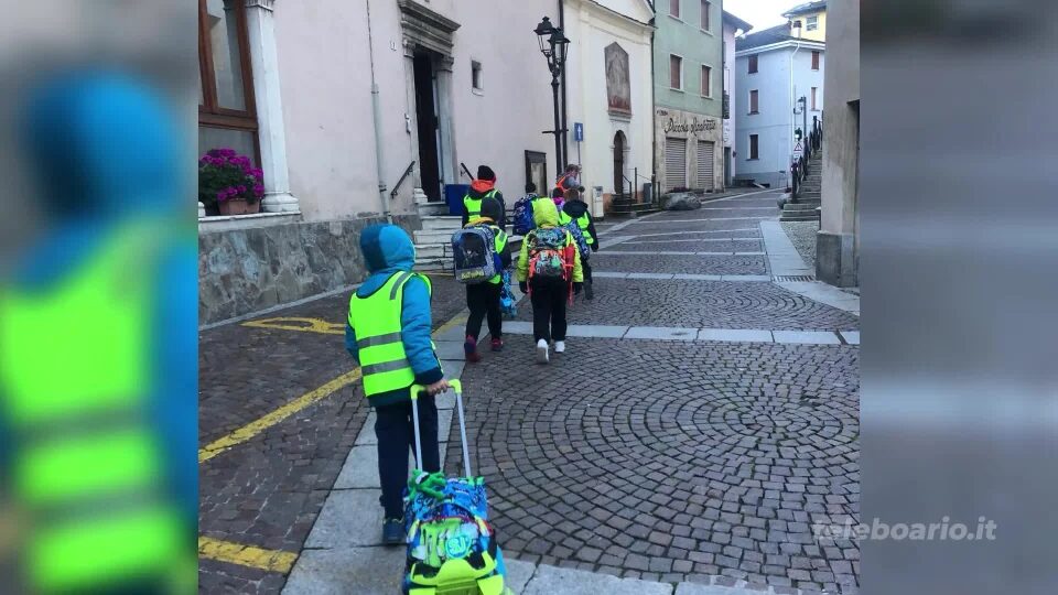 Il pedibus per ridurre il traffico, ma anche per socializzare e fare movimento