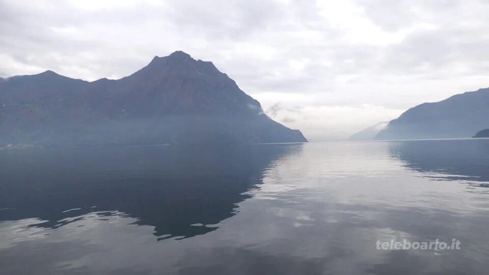 Il lungolago si sposta in acqua e ricorda l’installazione di Christo