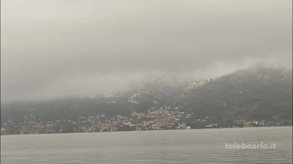 Neve fino in riva al lago, il paesaggio si colora di bianco