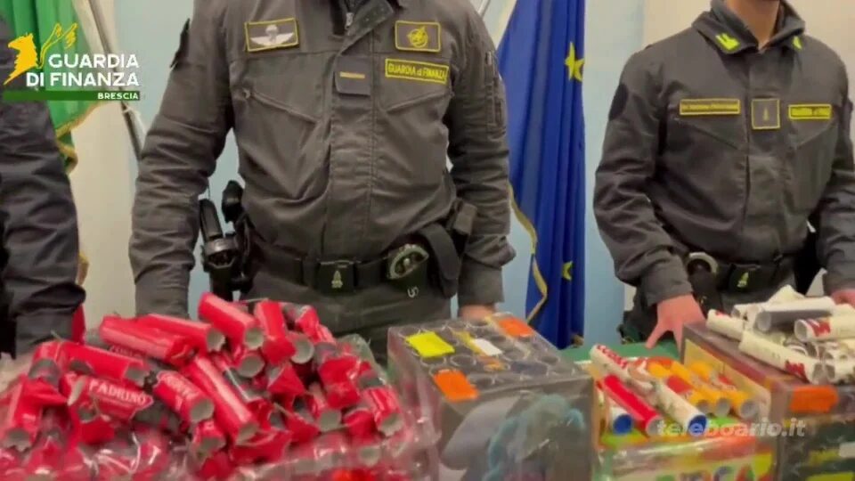 Petardi pericolosi, sequestrate 3 tonnellate dalla Guardia di Finanza