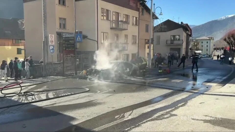 Incendio auto a Vezza, proprietario salvo per miracolo