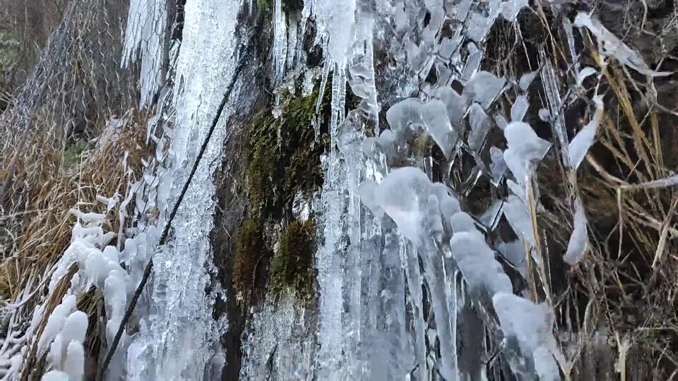 Lo spettacolo delle stalattiti sulla via Mala