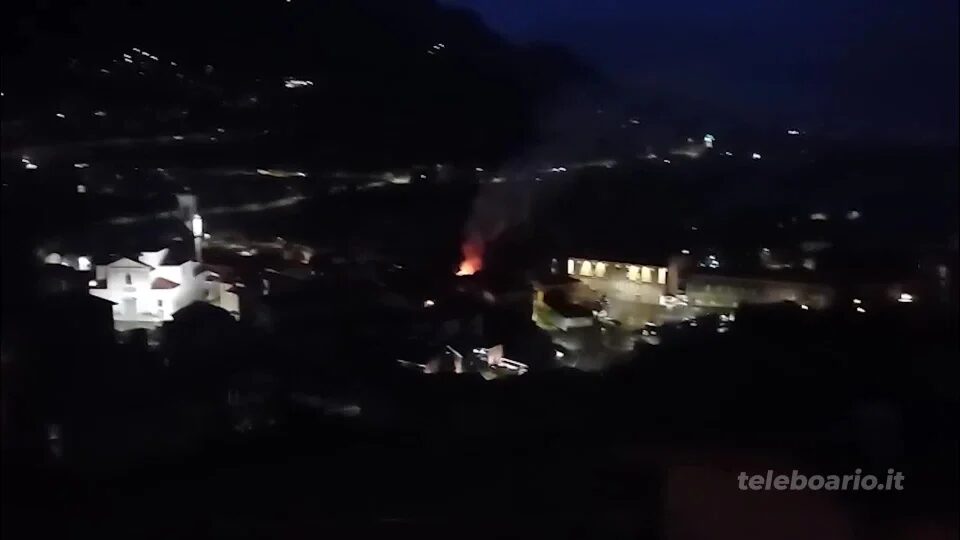 Incendio in centro storico, inagibili due appartamenti