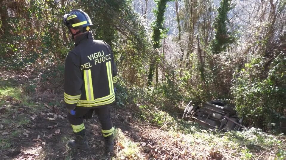 Auto ribaltata nel bosco, paura a Piazze