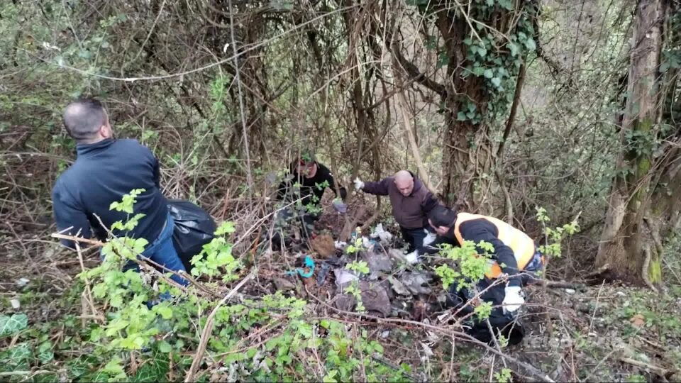 Grandi pulizie con i volontari in vari punti del paese