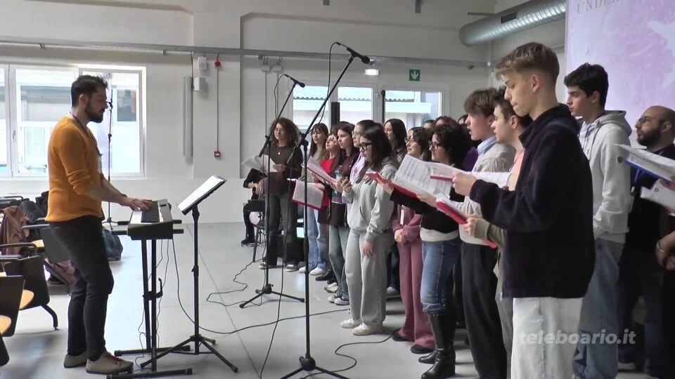 Sarnico, gli studenti cantano “Peace of Music”