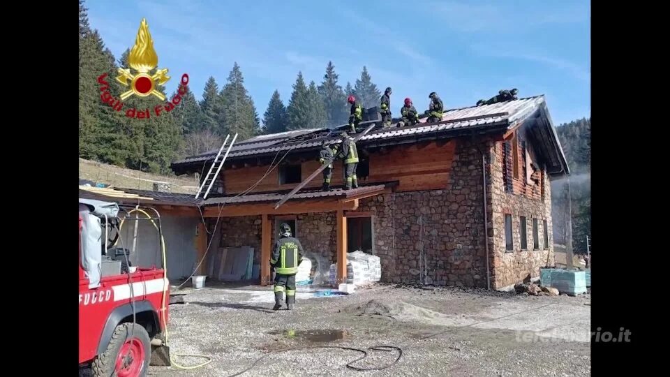 Valsorda: bruciato il tetto del rifugio in costruzione