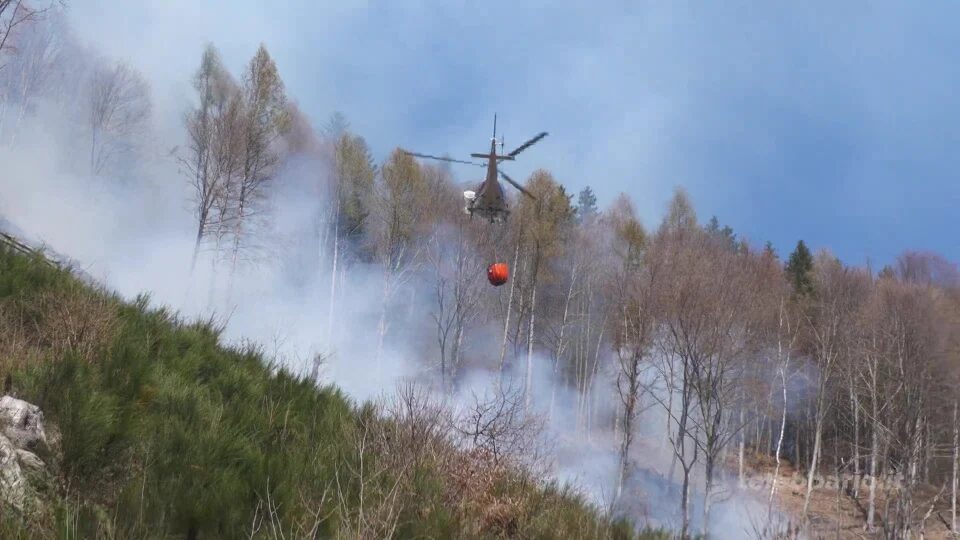 Montecampione, intero giorno di lavoro per l’incendio