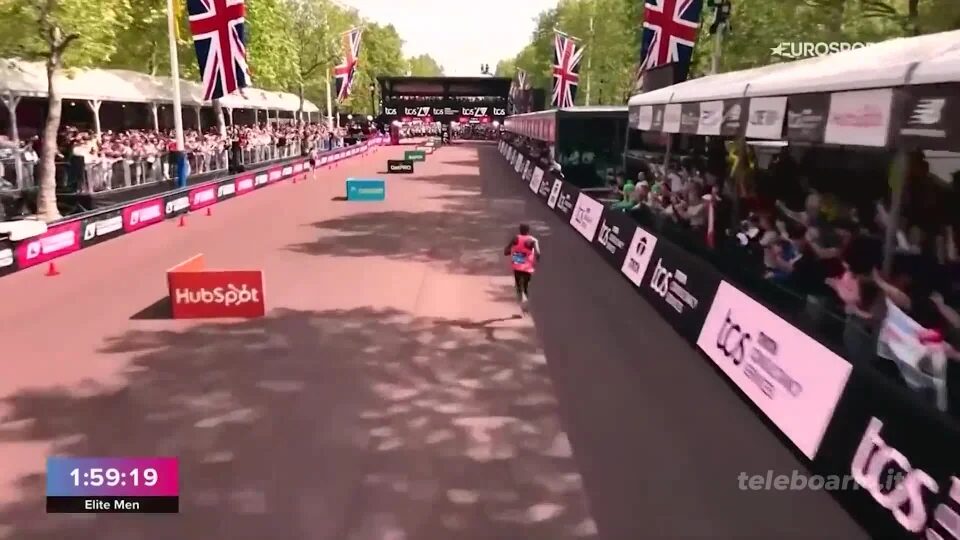 Le mani di Vincenzo Lancini sul record mondiale della maratona di Sawe