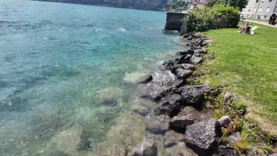 Anticipo d’estate, spiagge affollate sul Sebino