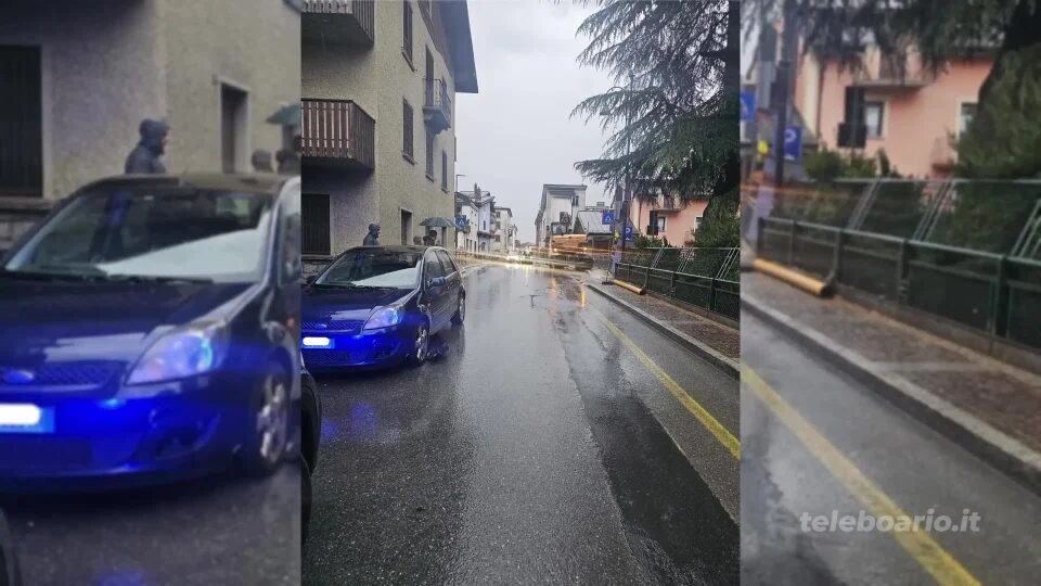 Scivola mentre sale su un mezzo e finisce in strada, auto lo travolge